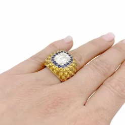Bague or blanc, diamant brun 2,57 carats, pierres de couleurs.