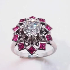 Bague or blanc diamant entouré de rubis