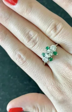 Bague or blanc diamant ovale de 0,70 carat et émeraudes