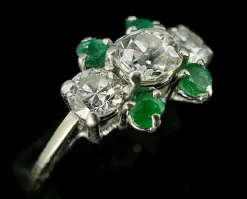 Bague or blanc diamant ovale de 0,70 carat et émeraudes