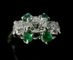 Bague or blanc diamant ovale de 0,70 carat et émeraudes
