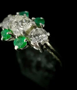 Bague or blanc diamant ovale de 0,70 carat et émeraudes