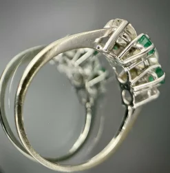 Bague or blanc diamant ovale de 0,70 carat et émeraudes