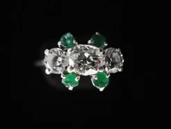 Bague or blanc diamant ovale de 0,70 carat et émeraudes
