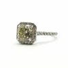 Bague or blanc, diamant vert, entourage diamants taille brillant