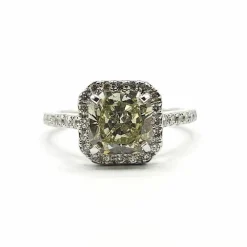 Bague or blanc, diamant vert, entourage diamants taille brillant