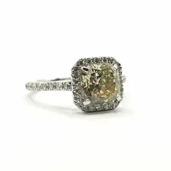 Bague or blanc, diamant vert, entourage diamants taille brillant