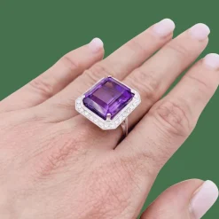 Bague or blanc, diamants, améthyste.