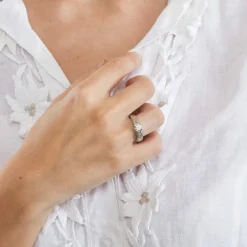 Bague or blanc diamants baguettes et diamant rond