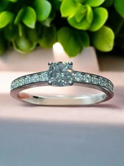 Bague or blanc diamants en pavage