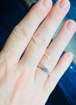 Bague or blanc diamants en pavage