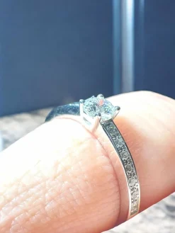 Bague or blanc diamants en pavage