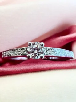Bague or blanc diamants en pavage