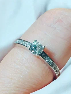 Bague or blanc diamants en pavage