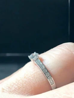 Bague or blanc diamants en pavage