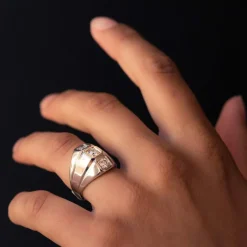 Bague or blanc diamants moderniste