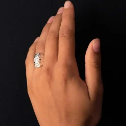 Bague or blanc diamants moderniste