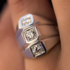 Bague or blanc diamants moderniste