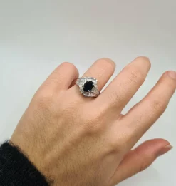 Bague or blanc, diamants, saphirs