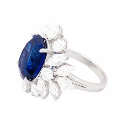 Bague or blanc, diamants, saphir.