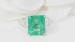 Bague or blanc, Emeraude 7cts de Colombie et diamants