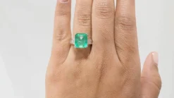 Bague or blanc, Emeraude 7cts de Colombie et diamants