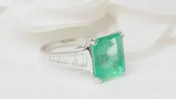 Bague or blanc, Emeraude 7cts de Colombie et diamants