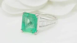Bague or blanc, Emeraude 7cts de Colombie et diamants