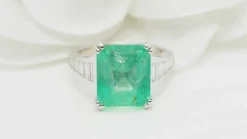 Bague or blanc, Emeraude 7cts de Colombie et diamants
