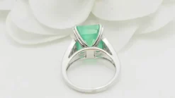 Bague or blanc, Emeraude 7cts de Colombie et diamants