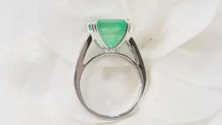 Bague or blanc, Emeraude 7cts de Colombie et diamants