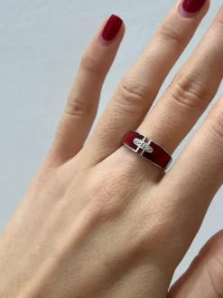 Bague or blanc en résine rouge et diamants