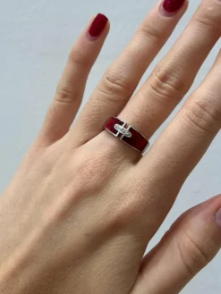 Bague or blanc en résine rouge et diamants