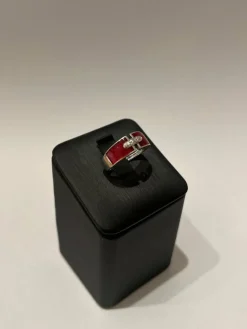 Bague or blanc en résine rouge et diamants