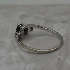 Bague or blanc et saphirs