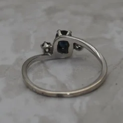 Bague or blanc et saphirs