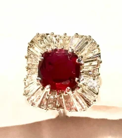 Bague or blanc, magnifique rubis 2,24 carats non chauffé et diamants