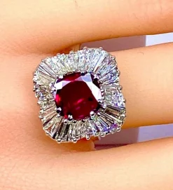 Bague or blanc, magnifique rubis 2,24 carats non chauffé et diamants