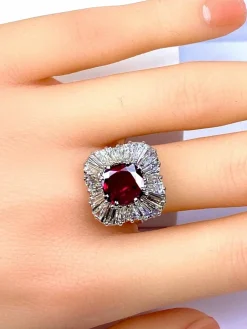 Bague or blanc, magnifique rubis 2,24 carats non chauffé et diamants