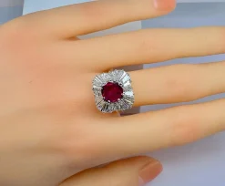 Bague or blanc, magnifique rubis 2,24 carats non chauffé et diamants