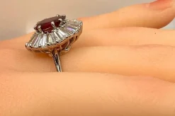 Bague or blanc, magnifique rubis 2,24 carats non chauffé et diamants