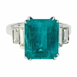 Bague or blanc, émeraude 5.90 cts, diamants.