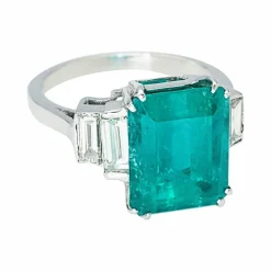 Bague or blanc, émeraude 5.90 cts, diamants.