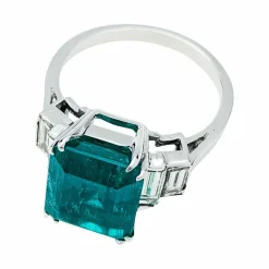 Bague or blanc, émeraude 5.90 cts, diamants.