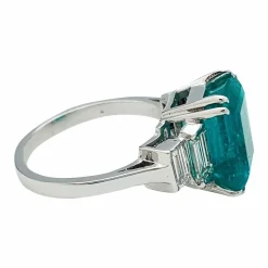 Bague or blanc, émeraude 5.90 cts, diamants.