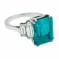 Bague or blanc, émeraude 5.90 cts, diamants.