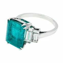 Bague or blanc, émeraude 5.90 cts, diamants.