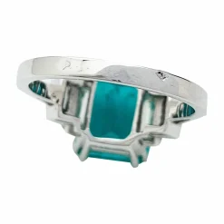 Bague or blanc, émeraude 5.90 cts, diamants.