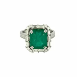 Bague or blanc, émeraude 6cts, diamants 1.50ct