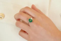 Bague or blanc émeraude 2,55cts et diamants